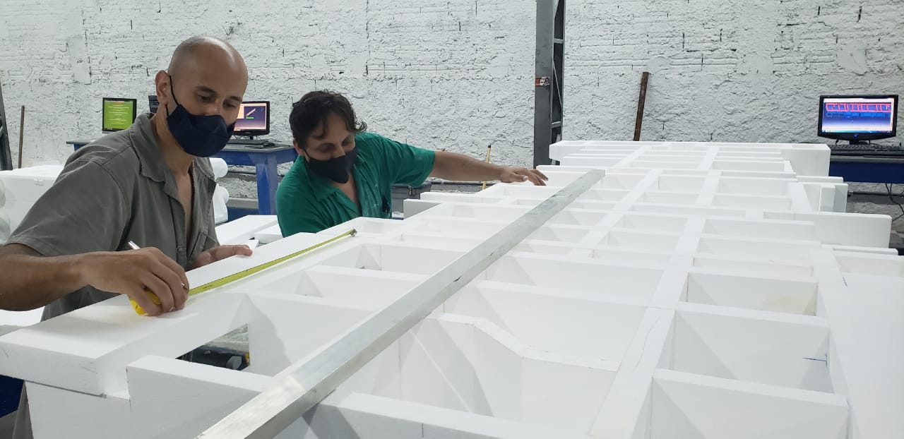 Operadores realizando acabamento e conferência em modelo de grande porte em EPS na CMJ Modelação